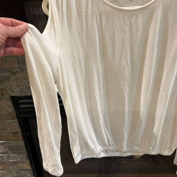 Love and Promises - Cold Shoulder Ribbed Long-Sleeve White Sweater Size Large - Picture 3 of 7